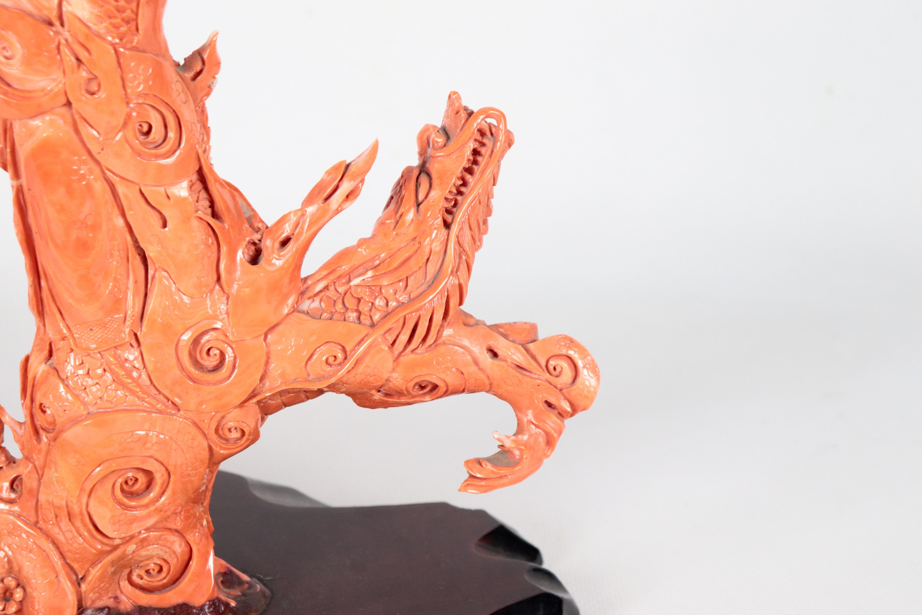 Gruppo in corallo "Guanyin con drago" con base in teak