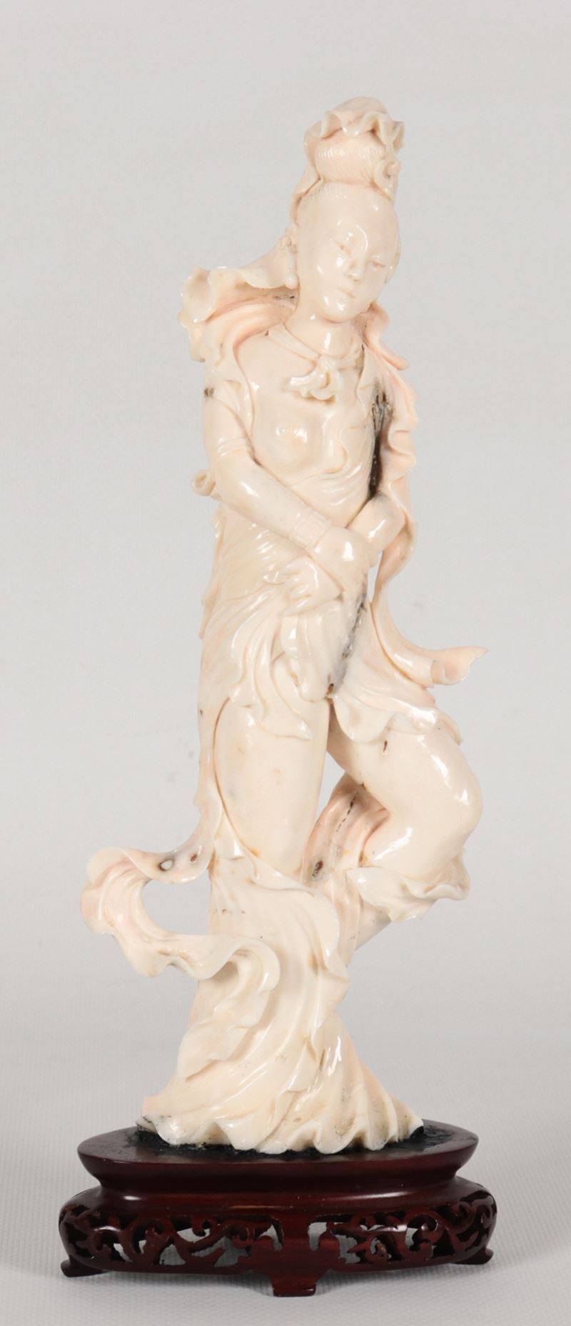 Scultura in corallo bianco "Figura femminile" con basetta in teak