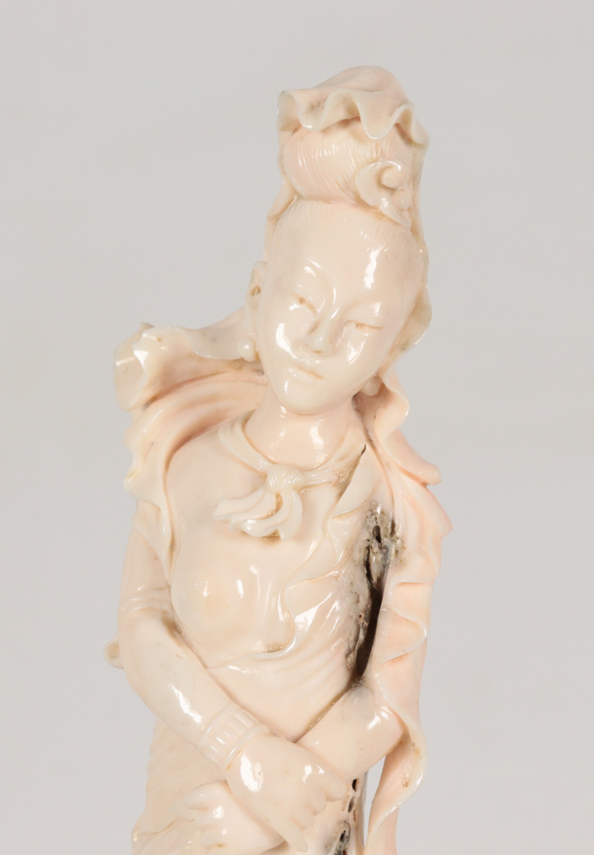 Scultura in corallo bianco "Figura femminile" con basetta in teak