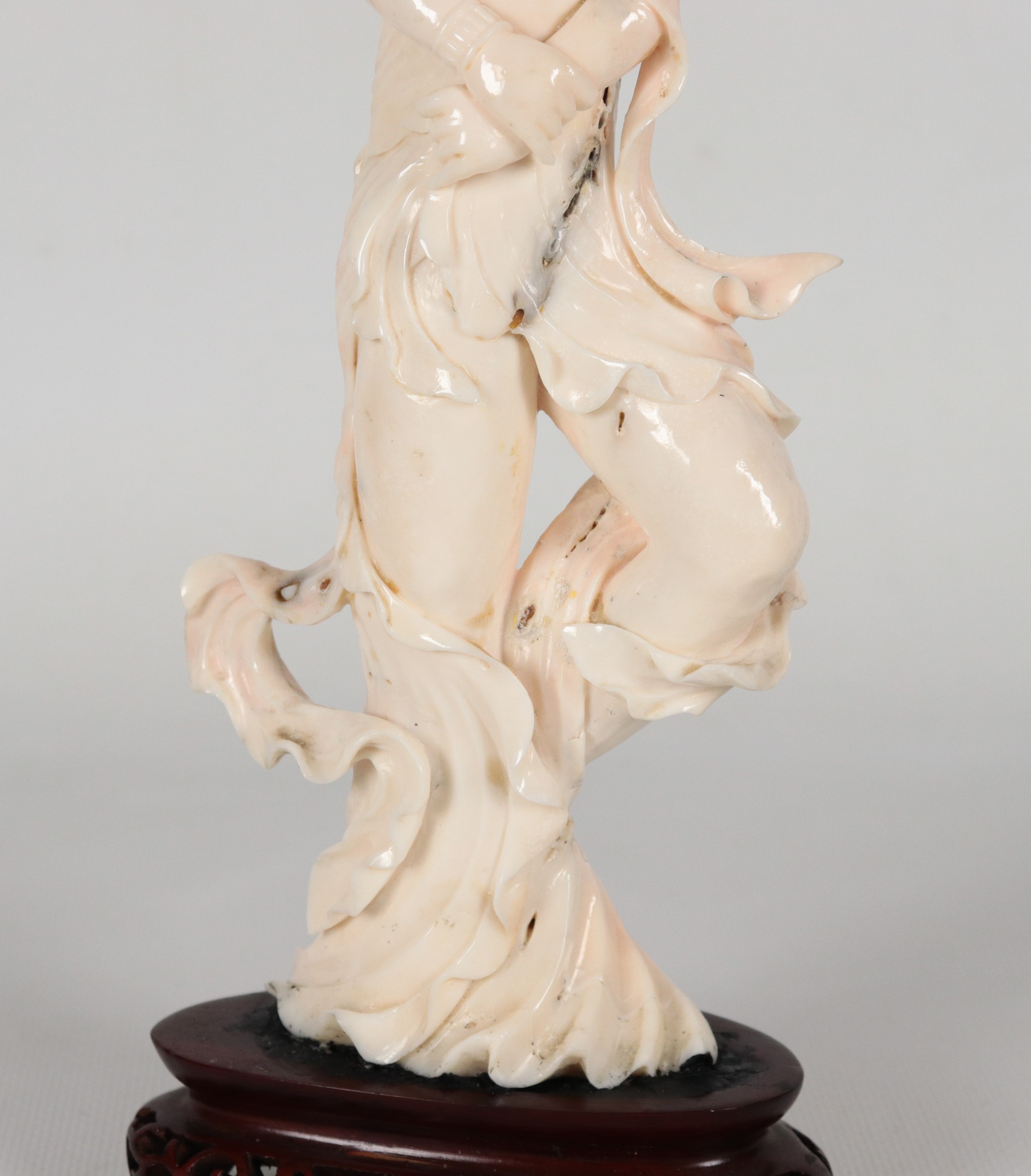 Scultura in corallo bianco "Figura femminile" con basetta in teak