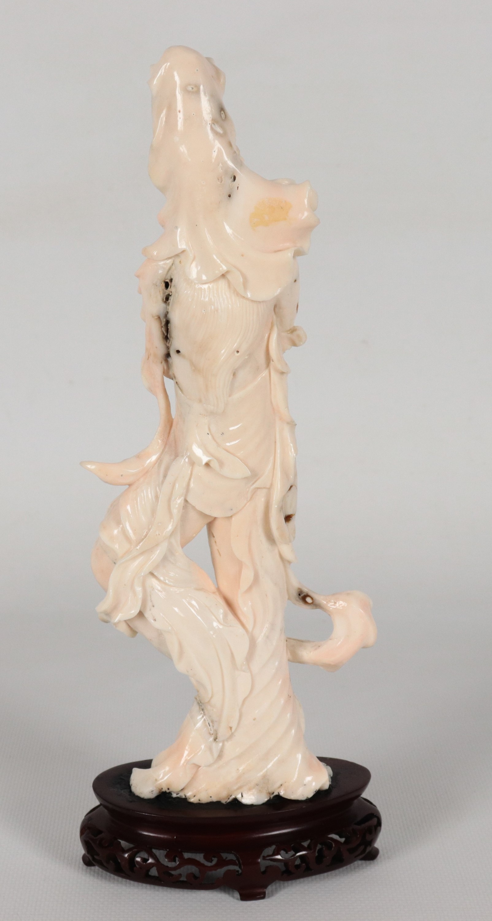 Scultura in corallo bianco "Figura femminile" con basetta in teak