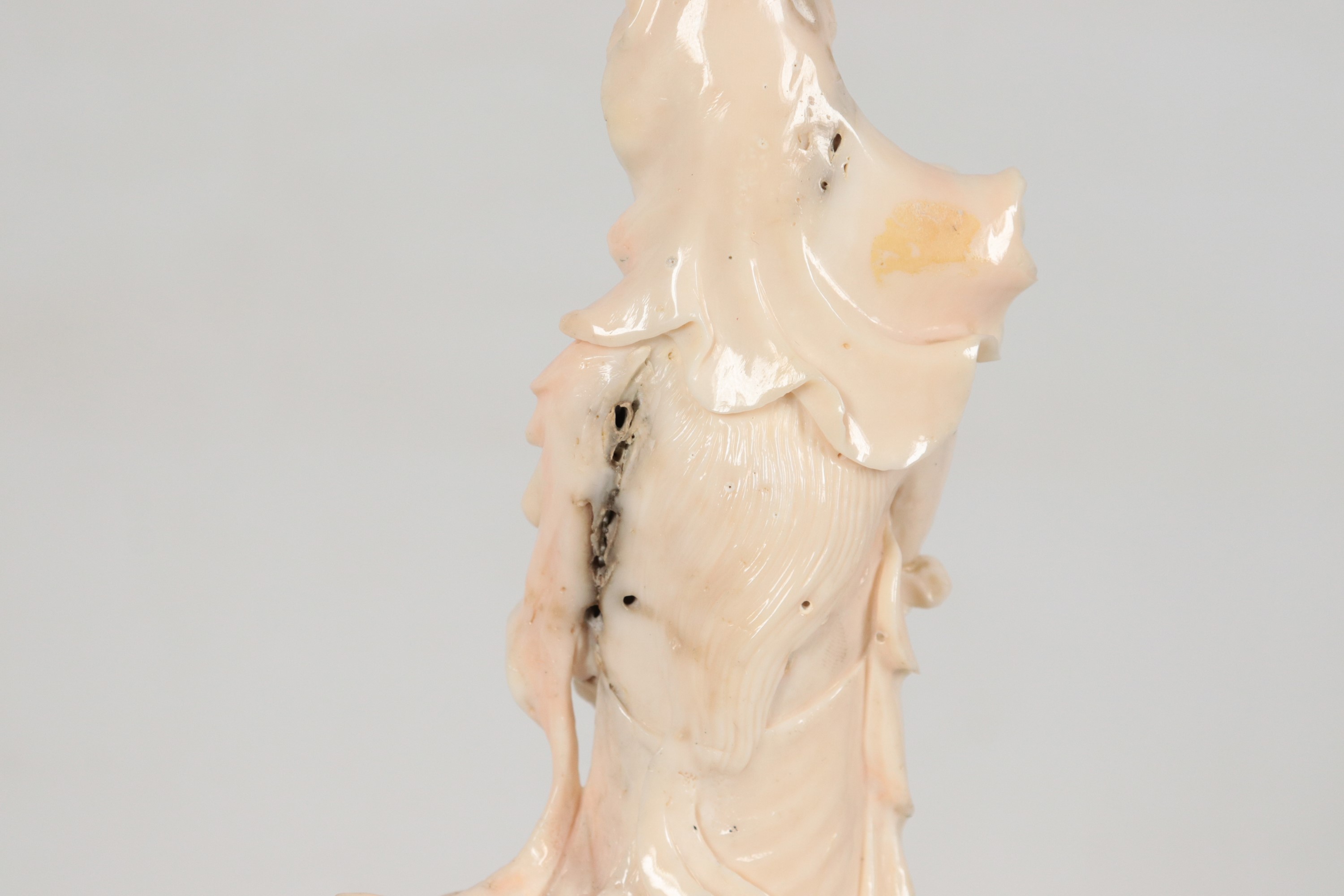 Scultura in corallo bianco "Figura femminile" con basetta in teak