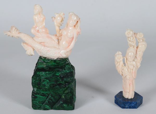 Lotto di due piccoli gruppi in corallo bianco "Sirene con conchiglia" con basetta in malachite e "Figura femminile con Saggio" con basetta in lapislazzuli