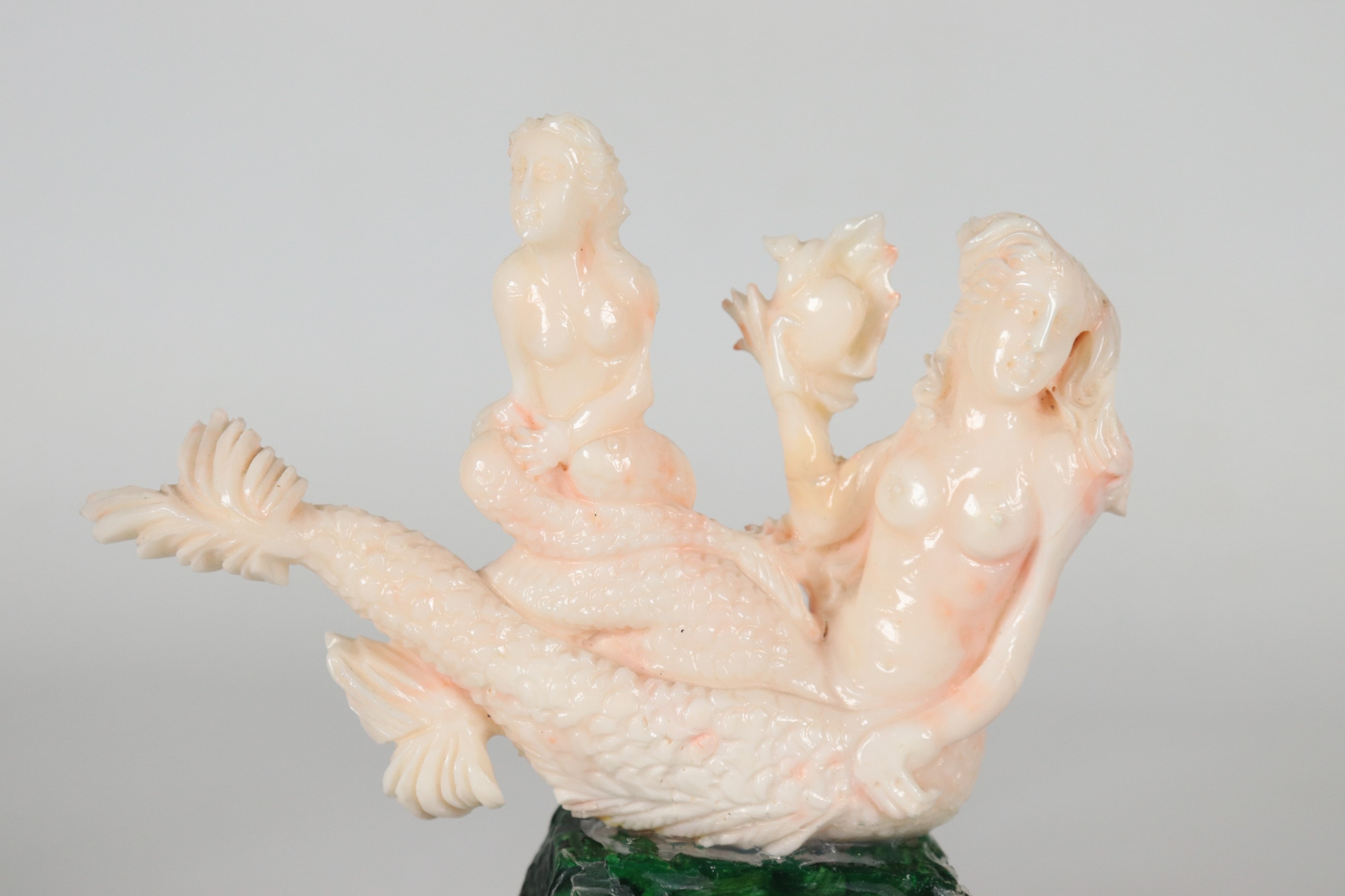 Lotto di due piccoli gruppi in corallo bianco "Sirene con conchiglia" con basetta in malachite e ...