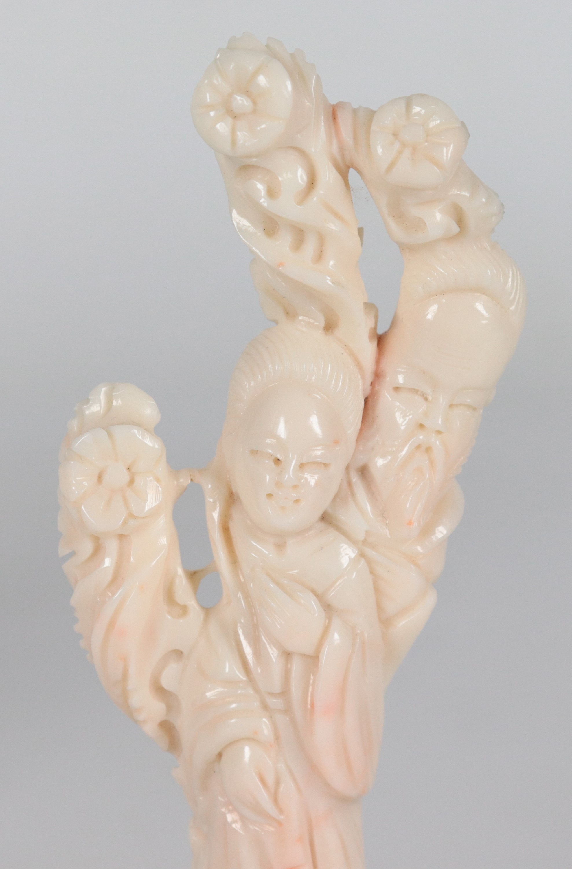 Lotto di due piccoli gruppi in corallo bianco "Sirene con conchiglia" con basetta in malachite e ...