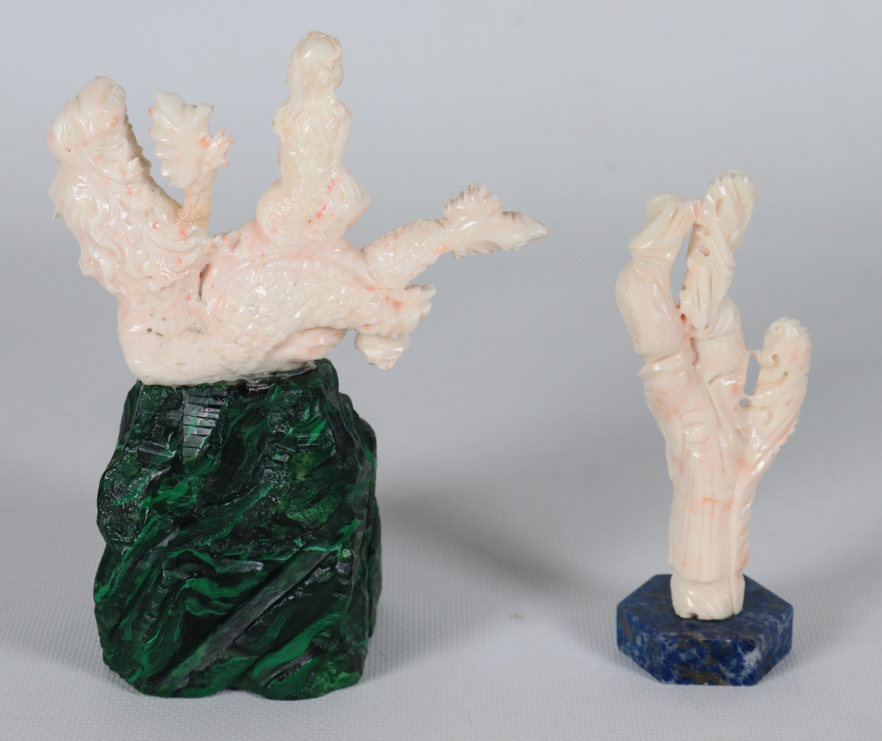 Lotto di due piccoli gruppi in corallo bianco "Sirene con conchiglia" con basetta in malachite e ...