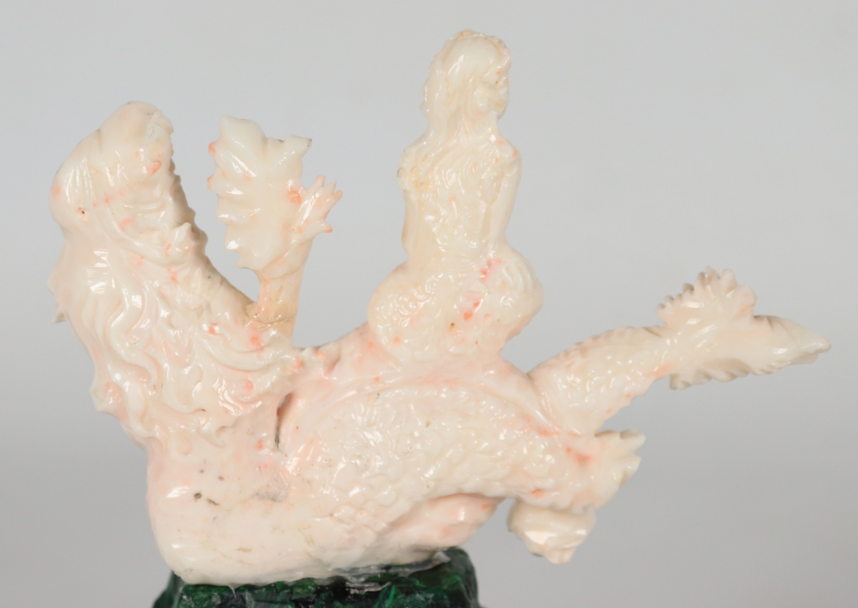 Lotto di due piccoli gruppi in corallo bianco "Sirene con conchiglia" con basetta in malachite e ...