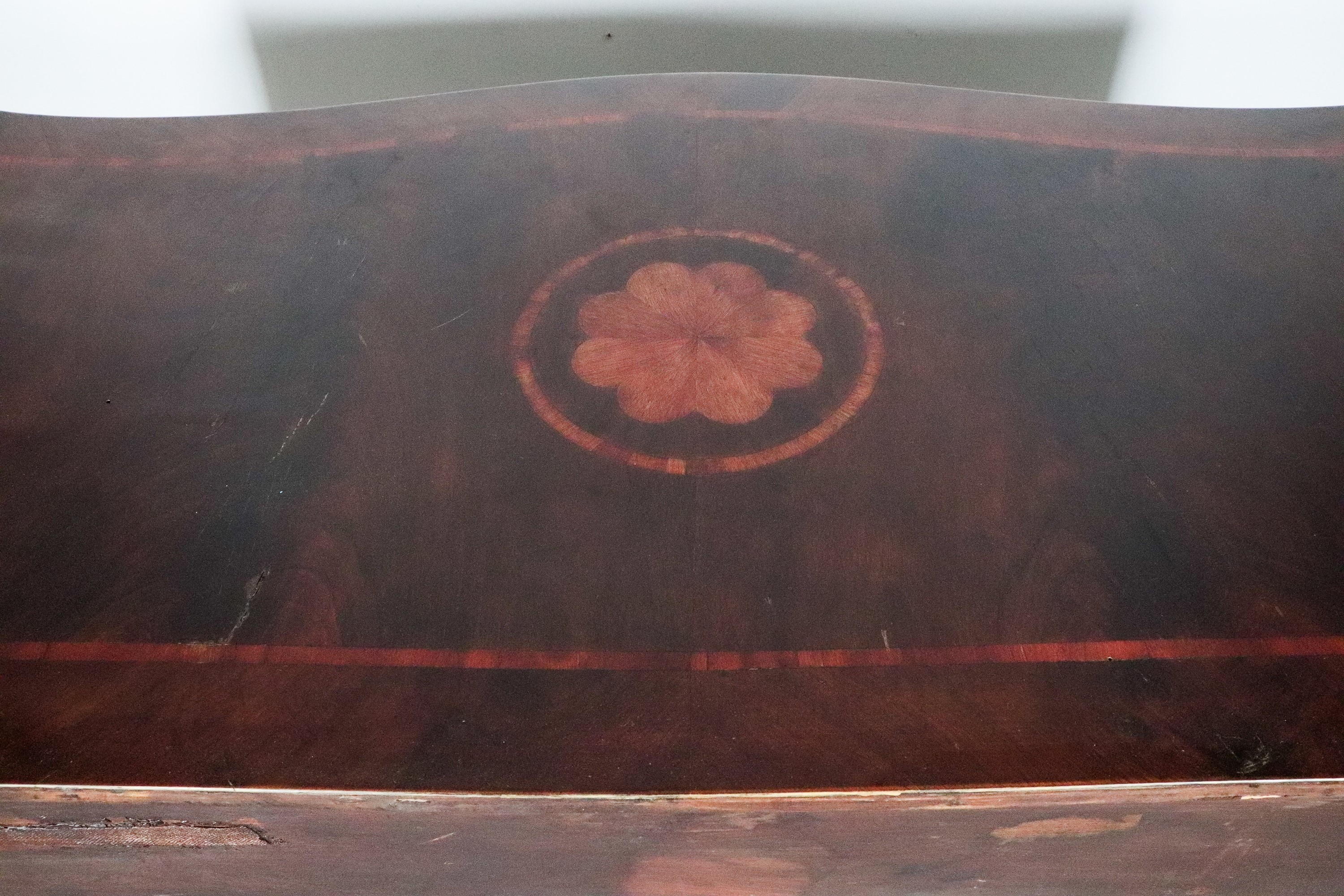 Cassettone napoletano Luigi XV in noce ed ebano viola, con intarsi in bois de rose a filettature ...