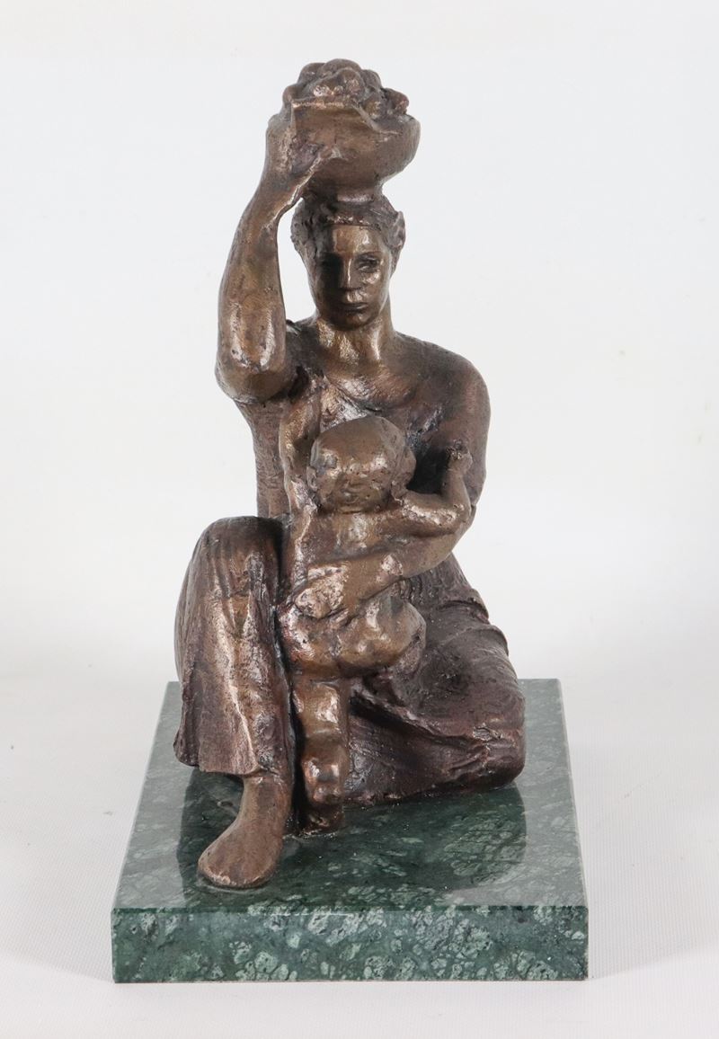 Att.to. "Venditrice di frutta con figlioletto", scultura in bronzo sorretta da base in marmo verd...
