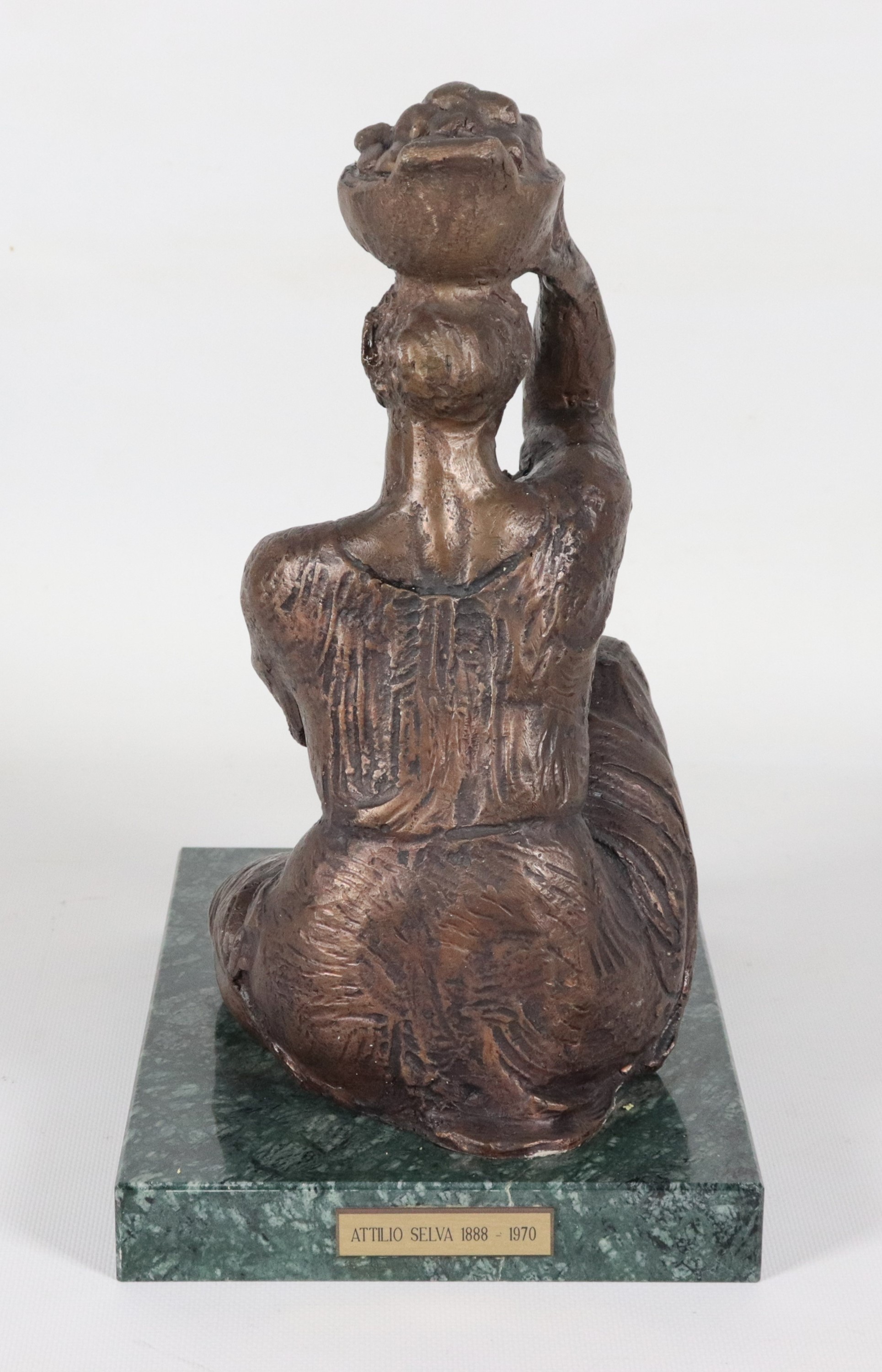 Att.to. "Venditrice di frutta con figlioletto", scultura in bronzo sorretta da base in marmo verd...