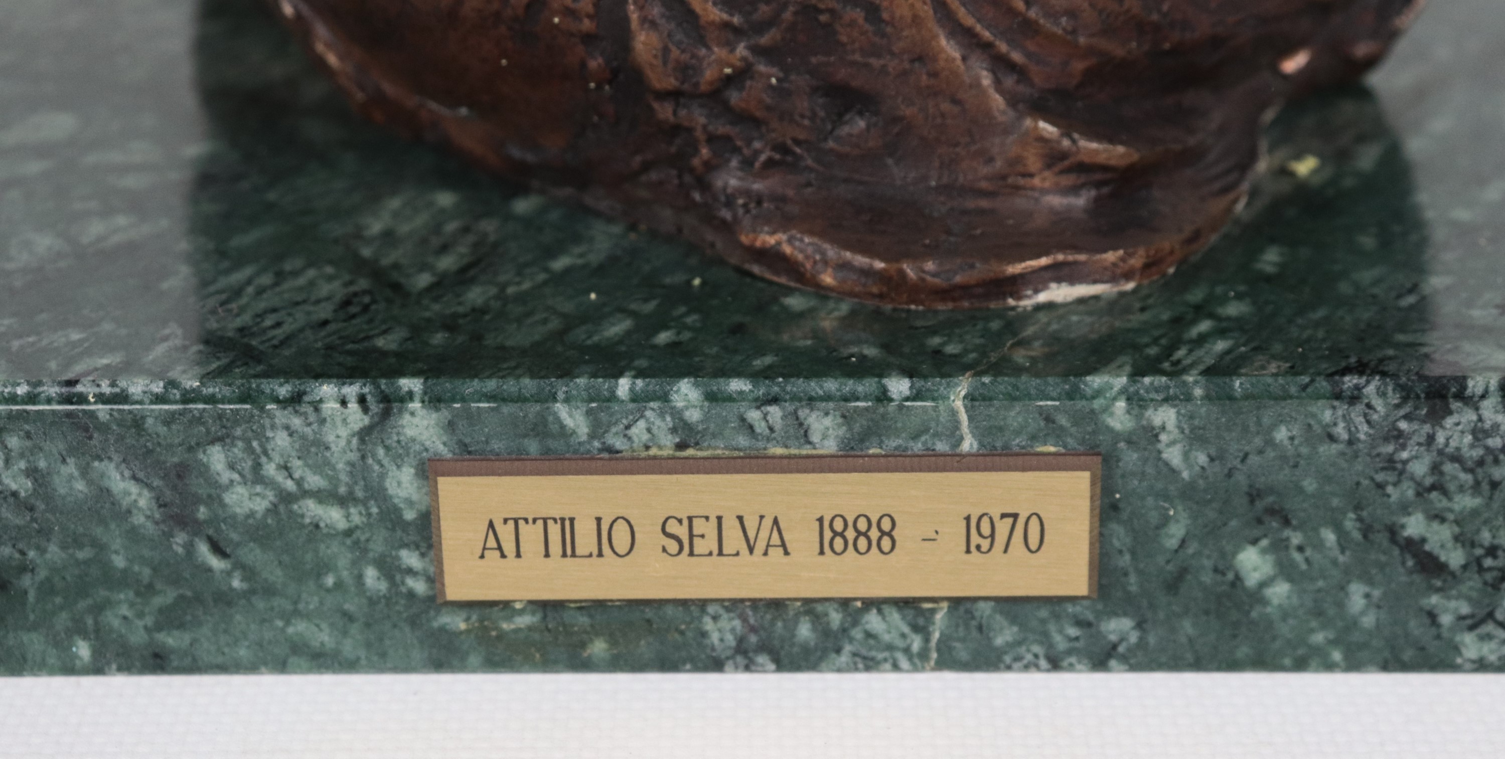 Att.to. "Venditrice di frutta con figlioletto", scultura in bronzo sorretta da base in marmo verd...