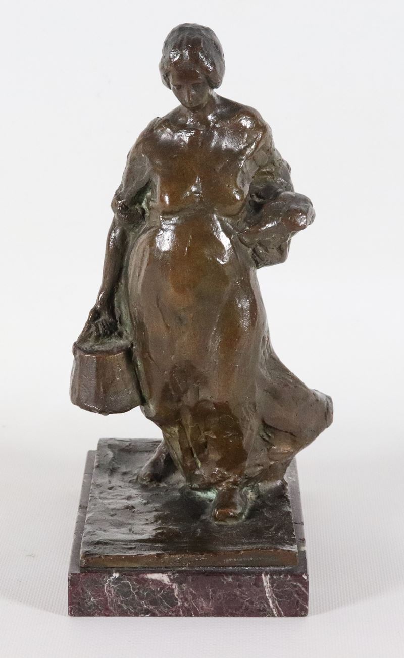 "Lavandaia", scultura in bronzo patinato sorretta da base in marmo difettato