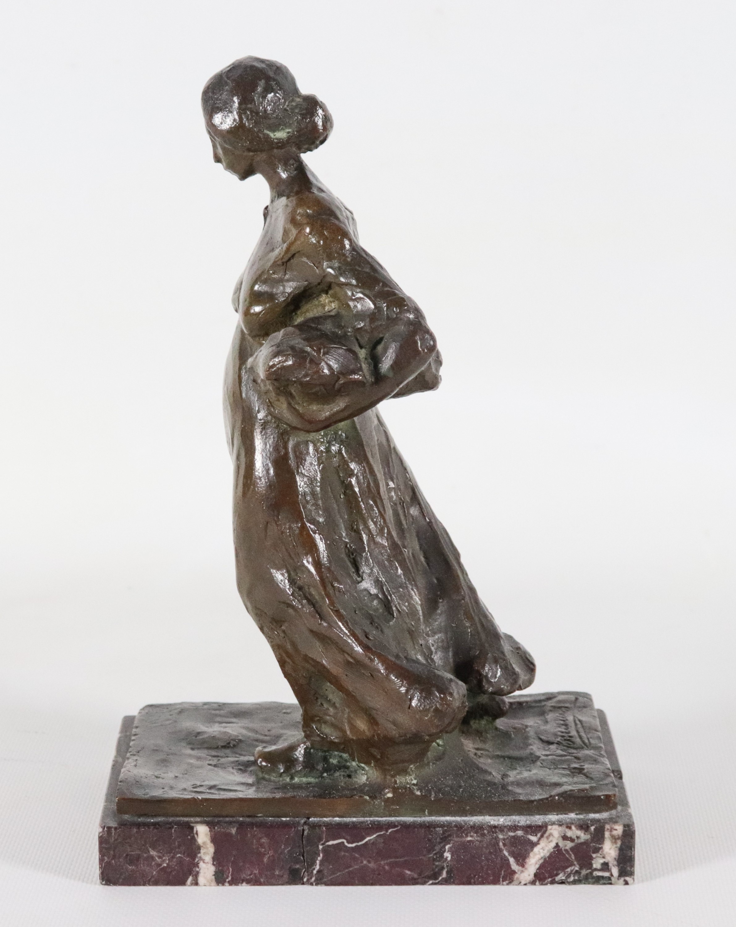 "Lavandaia", scultura in bronzo patinato sorretta da base in marmo difettato