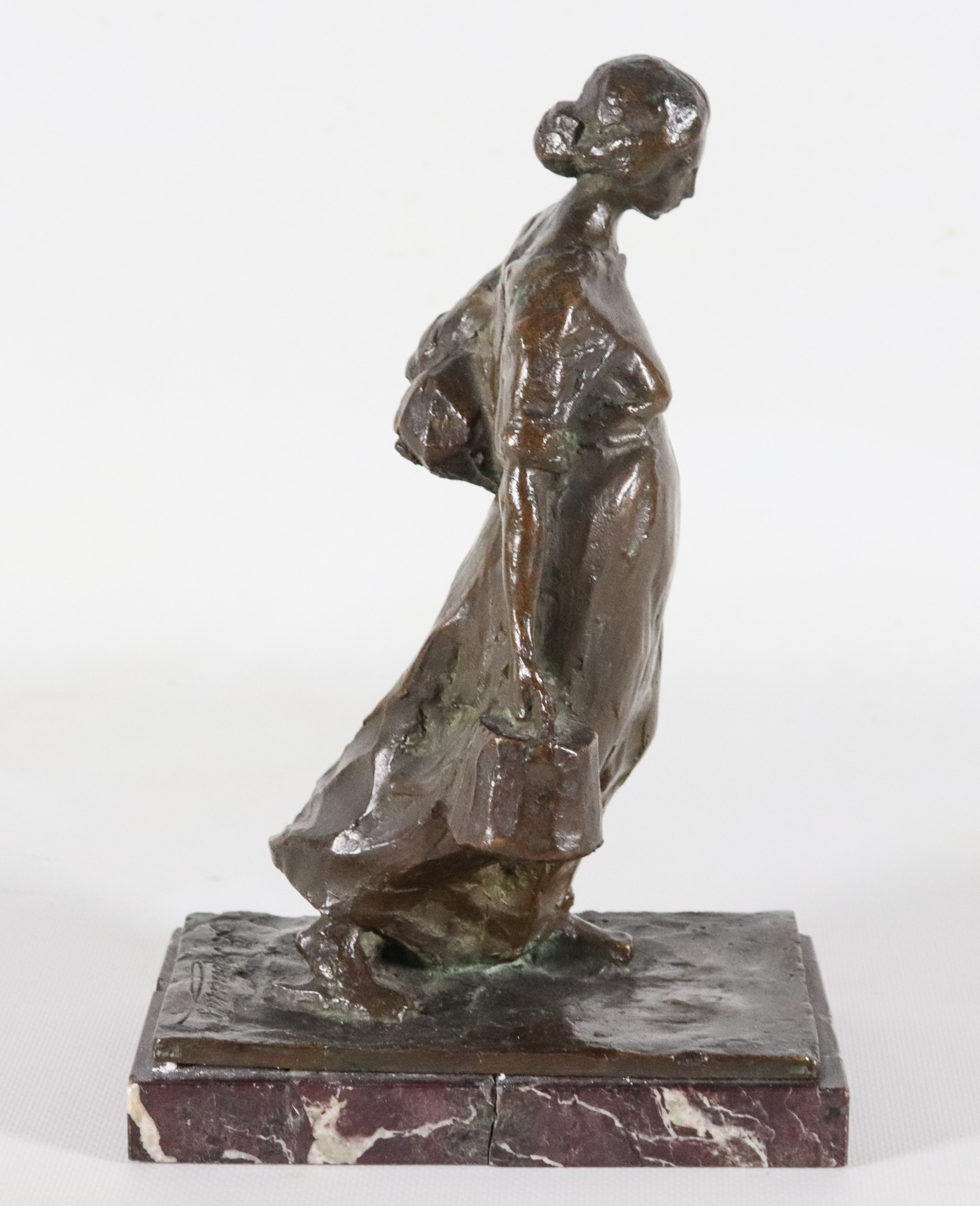 "Lavandaia", scultura in bronzo patinato sorretta da base in marmo difettato