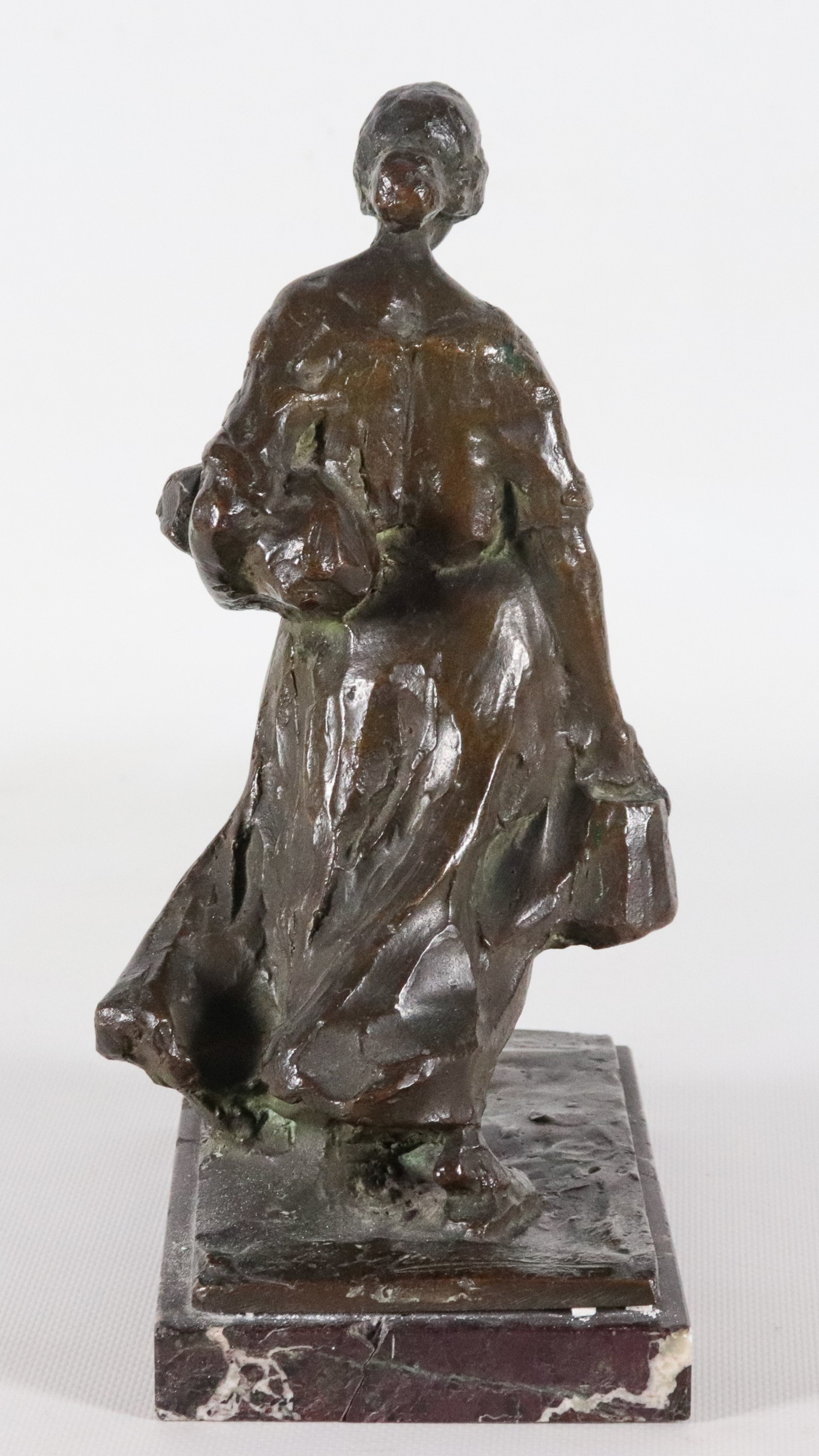 "Lavandaia", scultura in bronzo patinato sorretta da base in marmo difettato