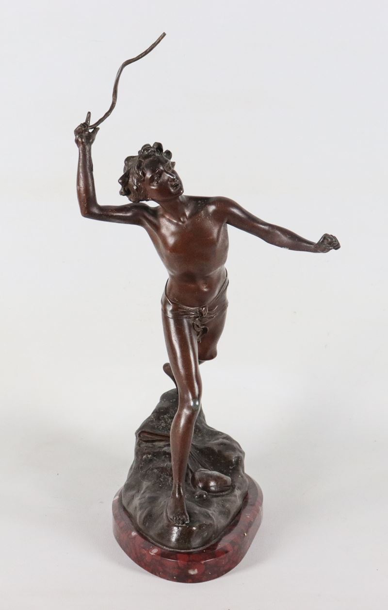 Firmata. "Davide che lancia la pietra a Golia", antica scultura francese in bronzo patinato, sorr...