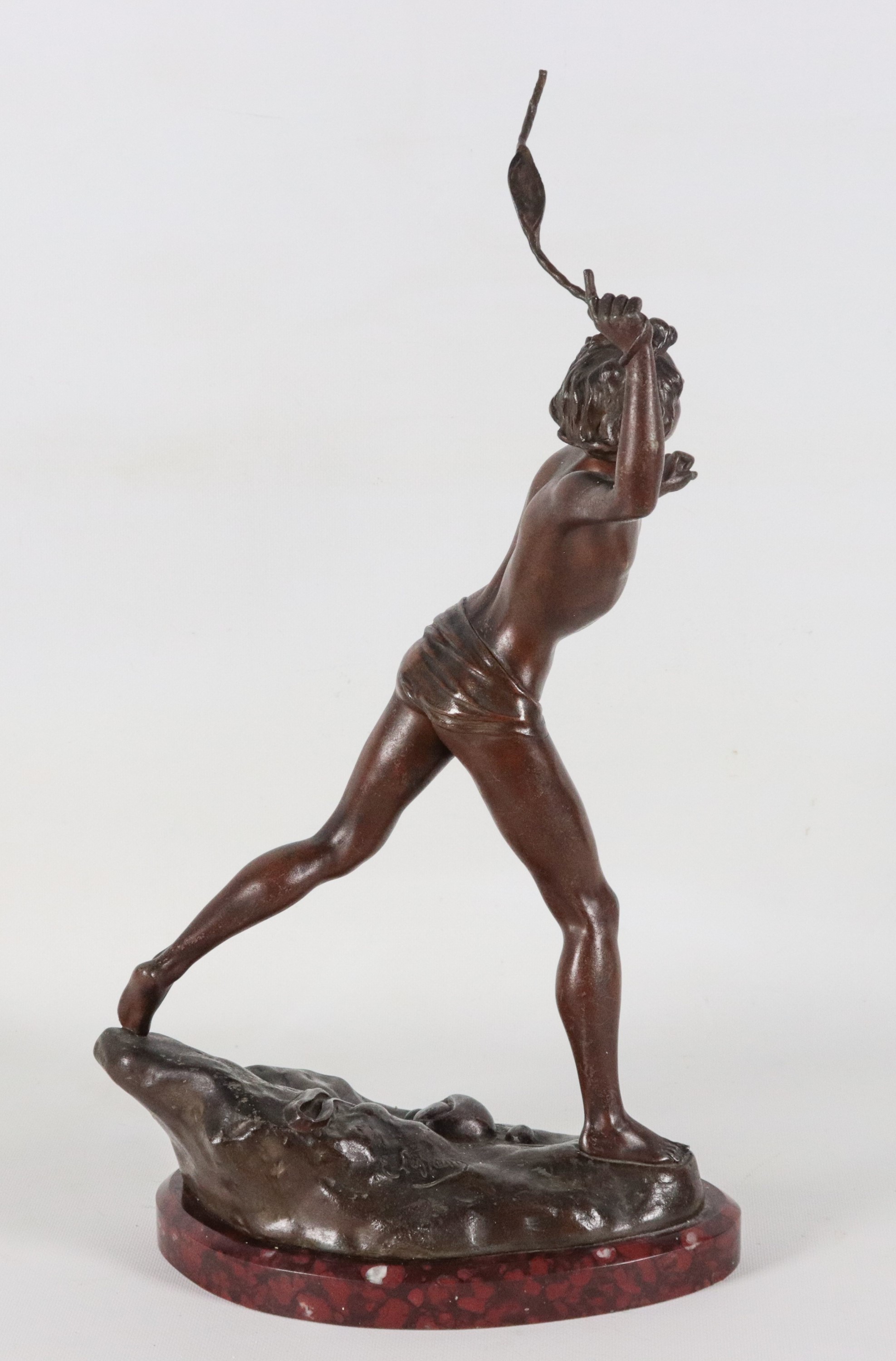 Firmata. "Davide che lancia la pietra a Golia", antica scultura francese in bronzo patinato, sorr...