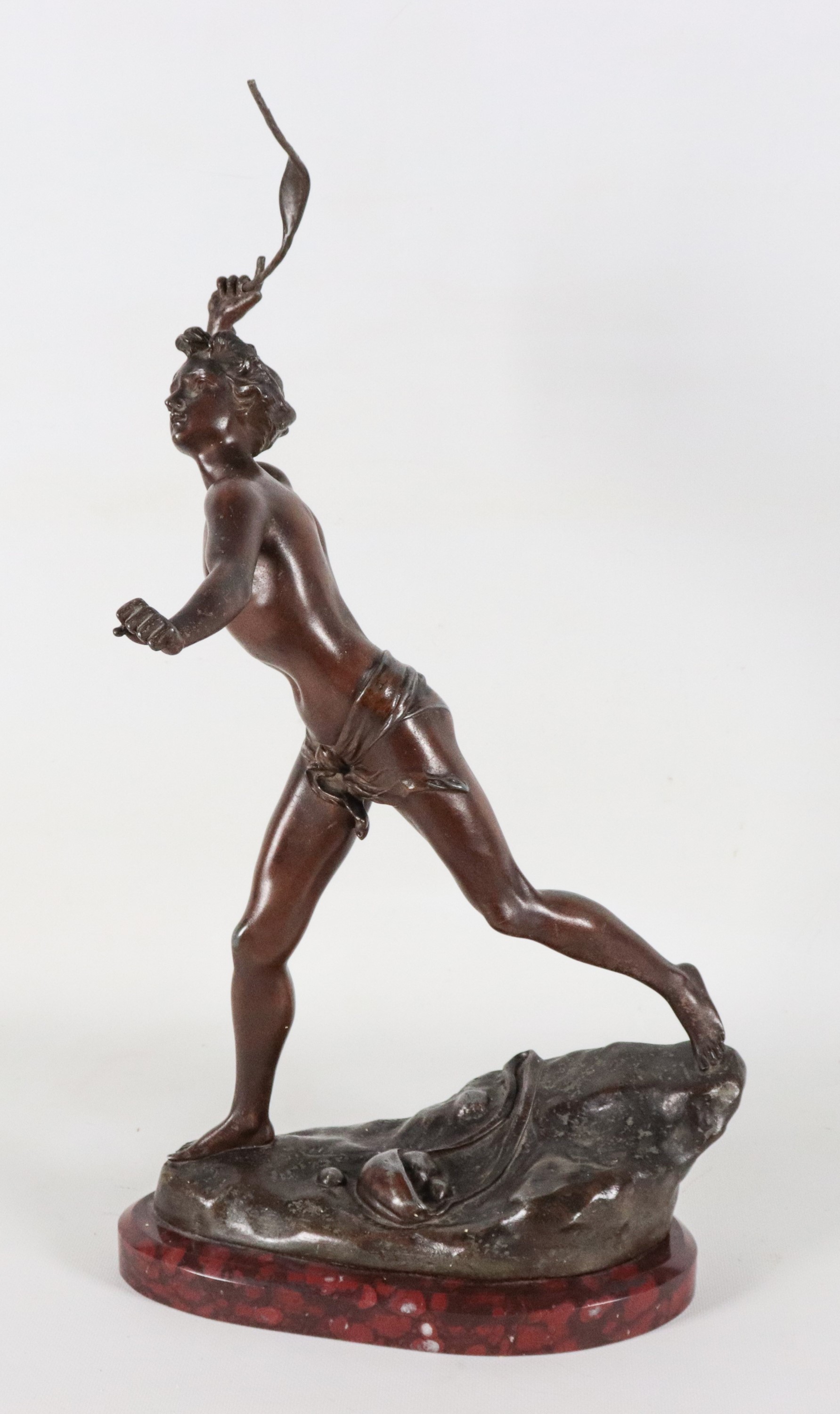 Firmata. "Davide che lancia la pietra a Golia", antica scultura francese in bronzo patinato, sorr...