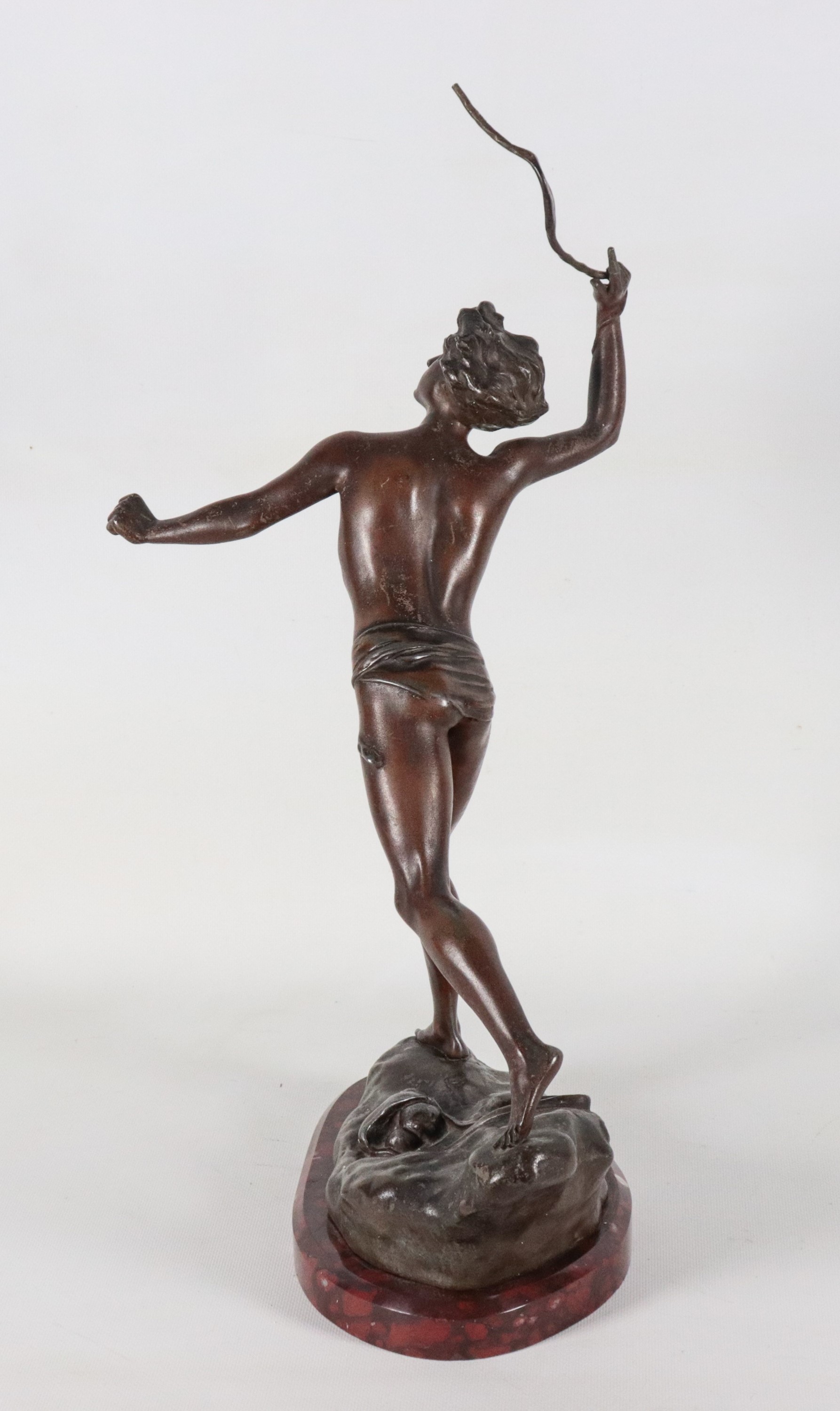 Firmata. "Davide che lancia la pietra a Golia", antica scultura francese in bronzo patinato, sorr...