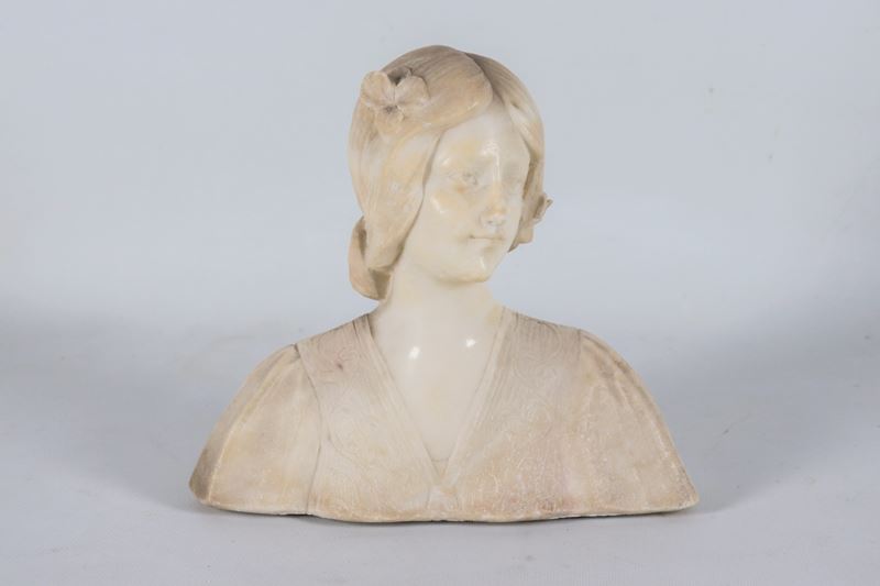 "Ragazza con fiore tra i capelli", busto in marmo di alabastro