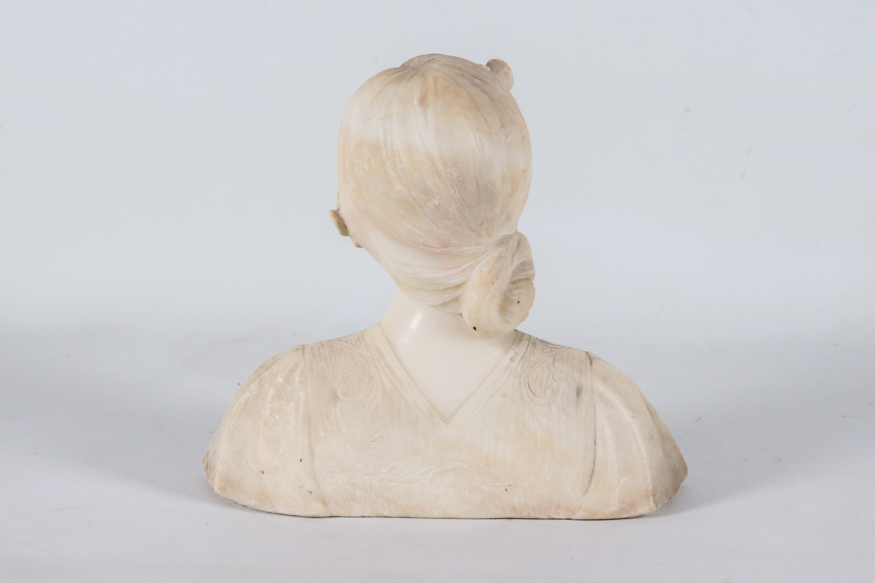 "Ragazza con fiore tra i capelli", busto in marmo di alabastro