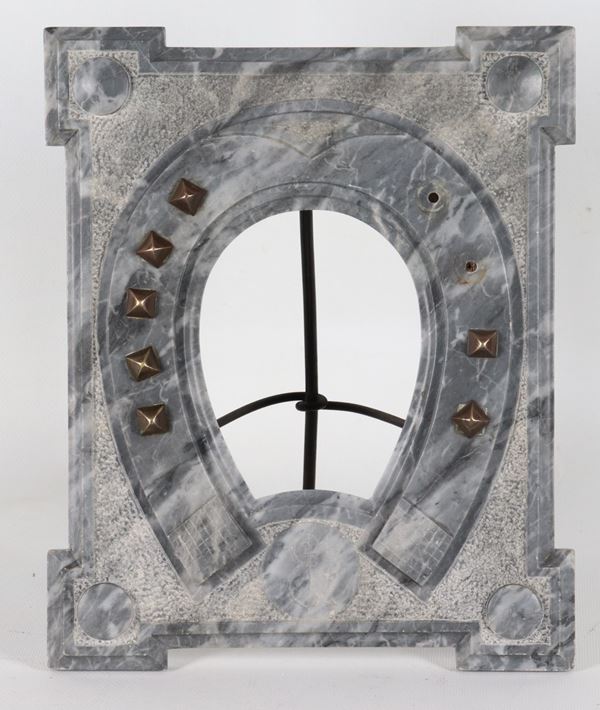 Cornice portaritratti a forma di ferro di cavallo in marmo grigio venato.
