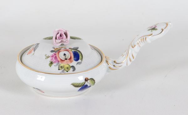 Piccola zuppiera con manico in porcellana Herend, decoro "Fruits and flowers"