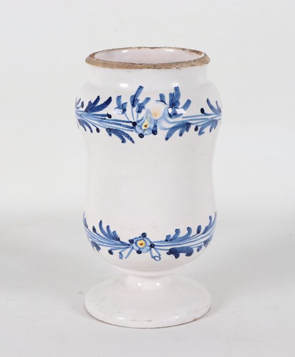 Albarello in maiolica italiana con decorazioni in blu su fondo bianco