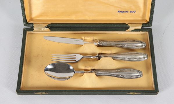 Set di tre posate da bambino con manici in argento cesellato e sbalzato a motivi Impero