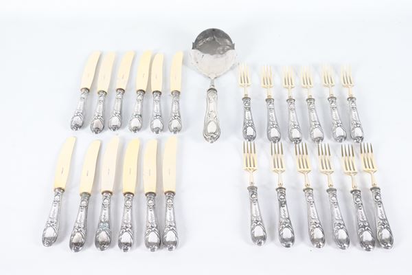 Antico servizio di posate da dolce con manici in argento cesellato e sbalzato a motivi Luigi XV (25 pz.)