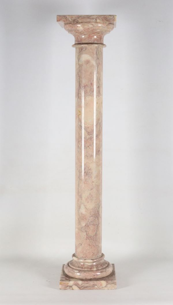 Colonna in marmo rosa venato con capitelli e base quadrangolare