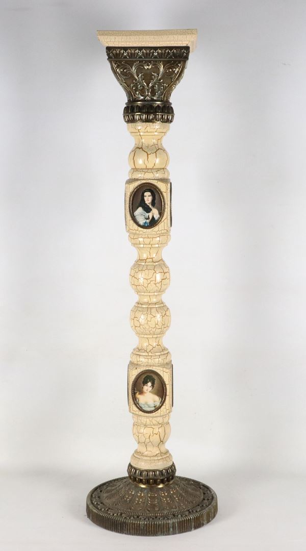 Colonna Liberty a finto marmo con applicazioni in metallo bronzato e miniature di "Dame" a forma ovale