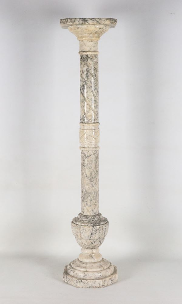 Colonna Liberty in marmo bianco venato di grigio con capitelli e base ottagonale