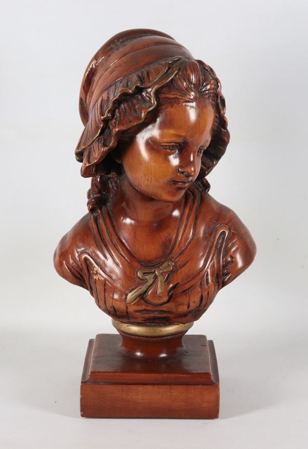 "Giovane fanciulla con cuffietta", busto in legno patinato