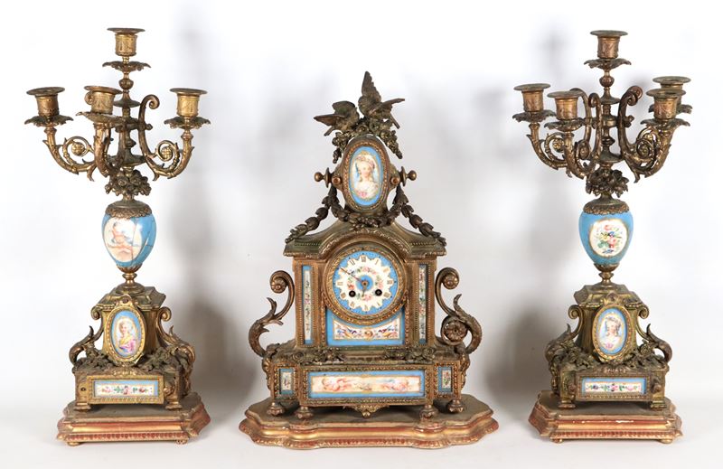 Antico trittico francese in bronzo dorato, sbalzato e cesellato, con placche in porcellana di Sèv...