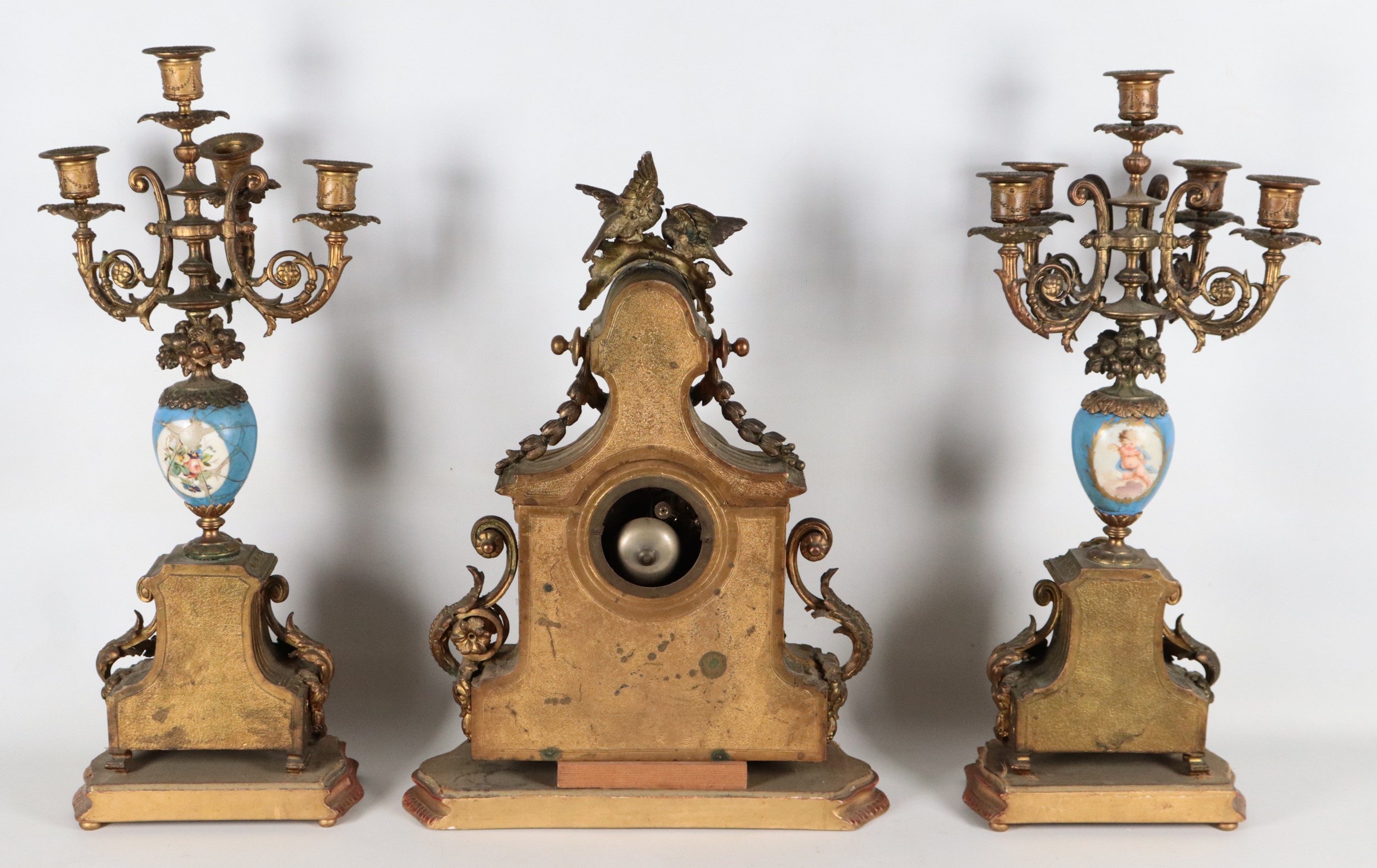 Antico trittico francese in bronzo dorato, sbalzato e cesellato, con placche in porcellana di Sèv...