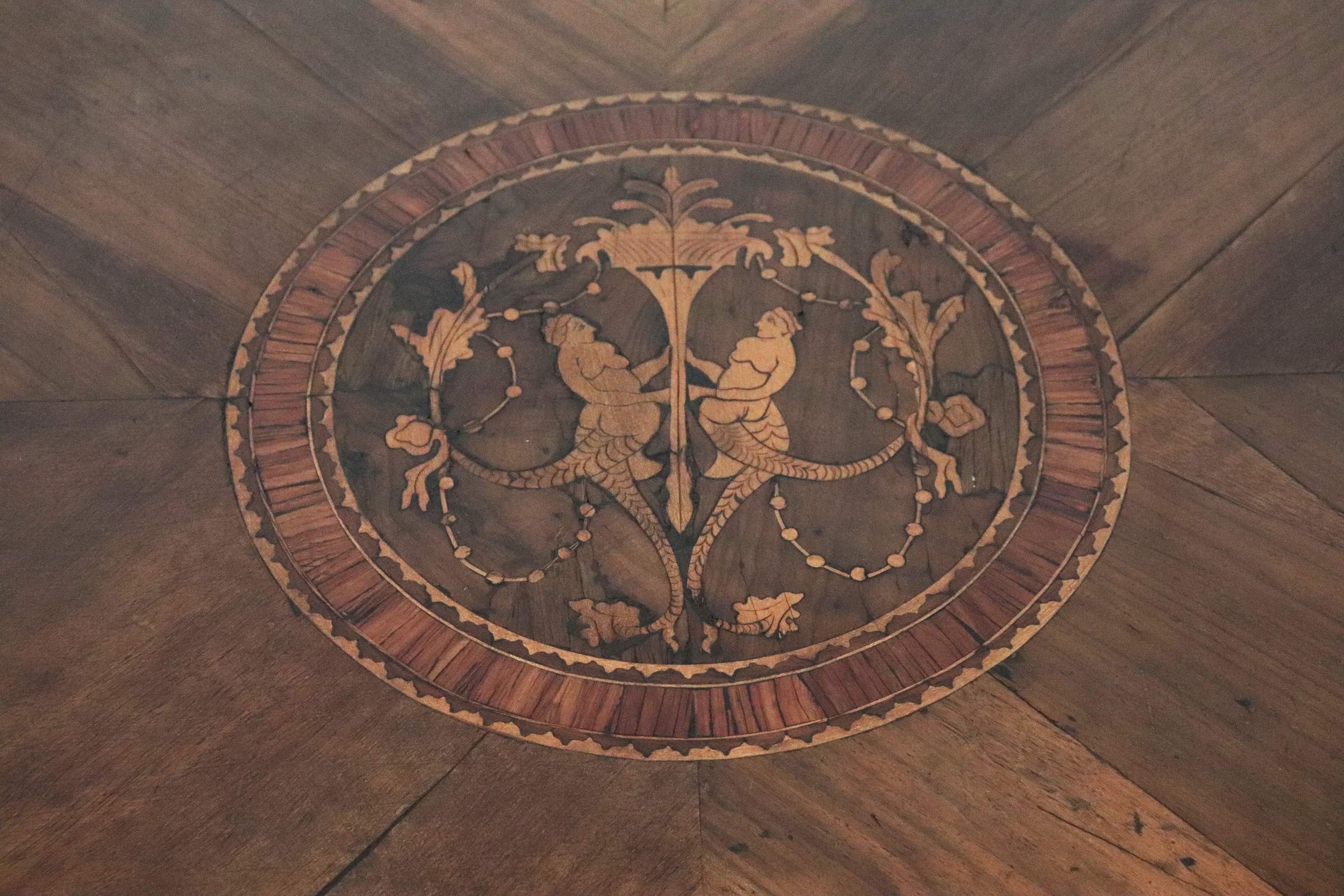 Antico cassettone lombardo Luigi XVI in noce, con intarsi a motivi geometrici e rosoni alla manie...