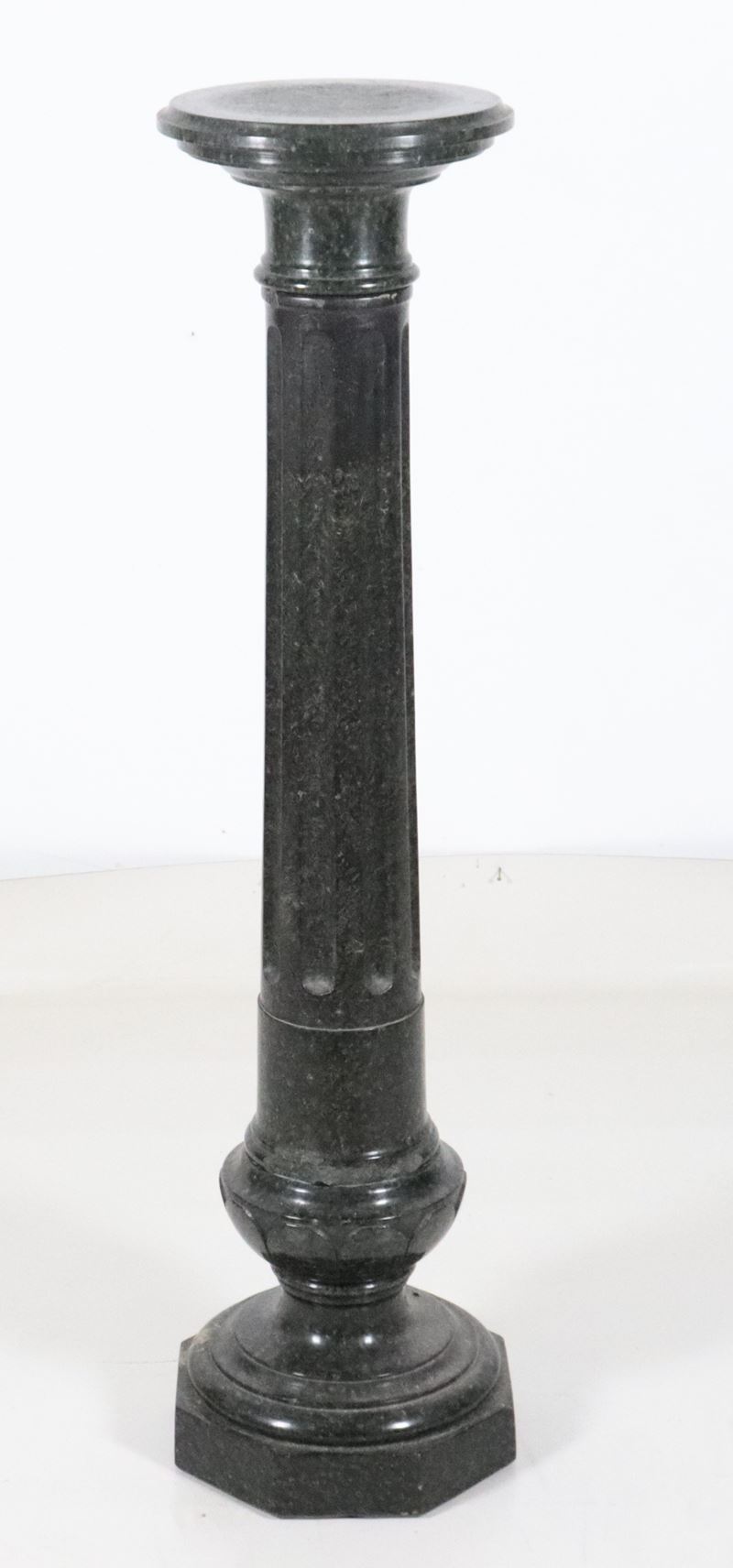 Colonna di linea neoclassica in marmo nero