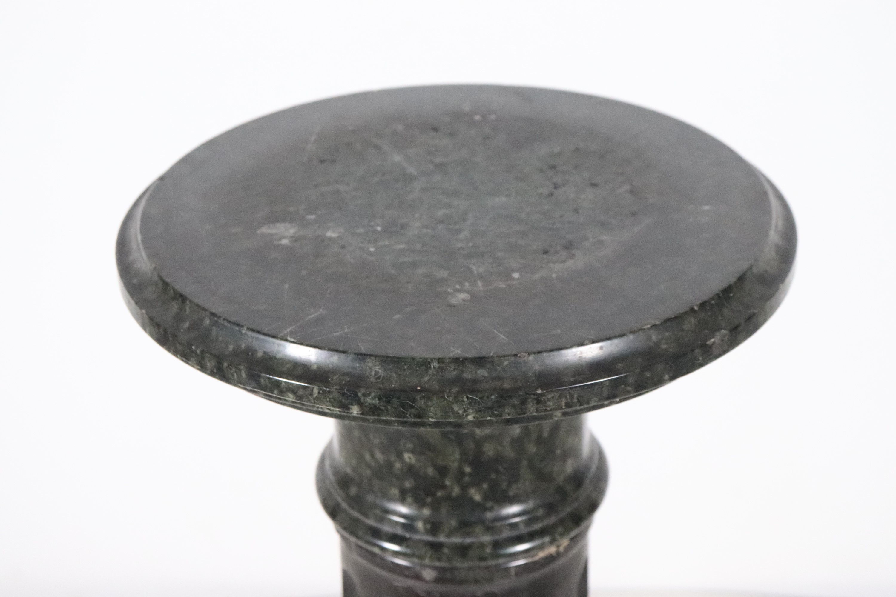 Colonna di linea neoclassica in marmo nero