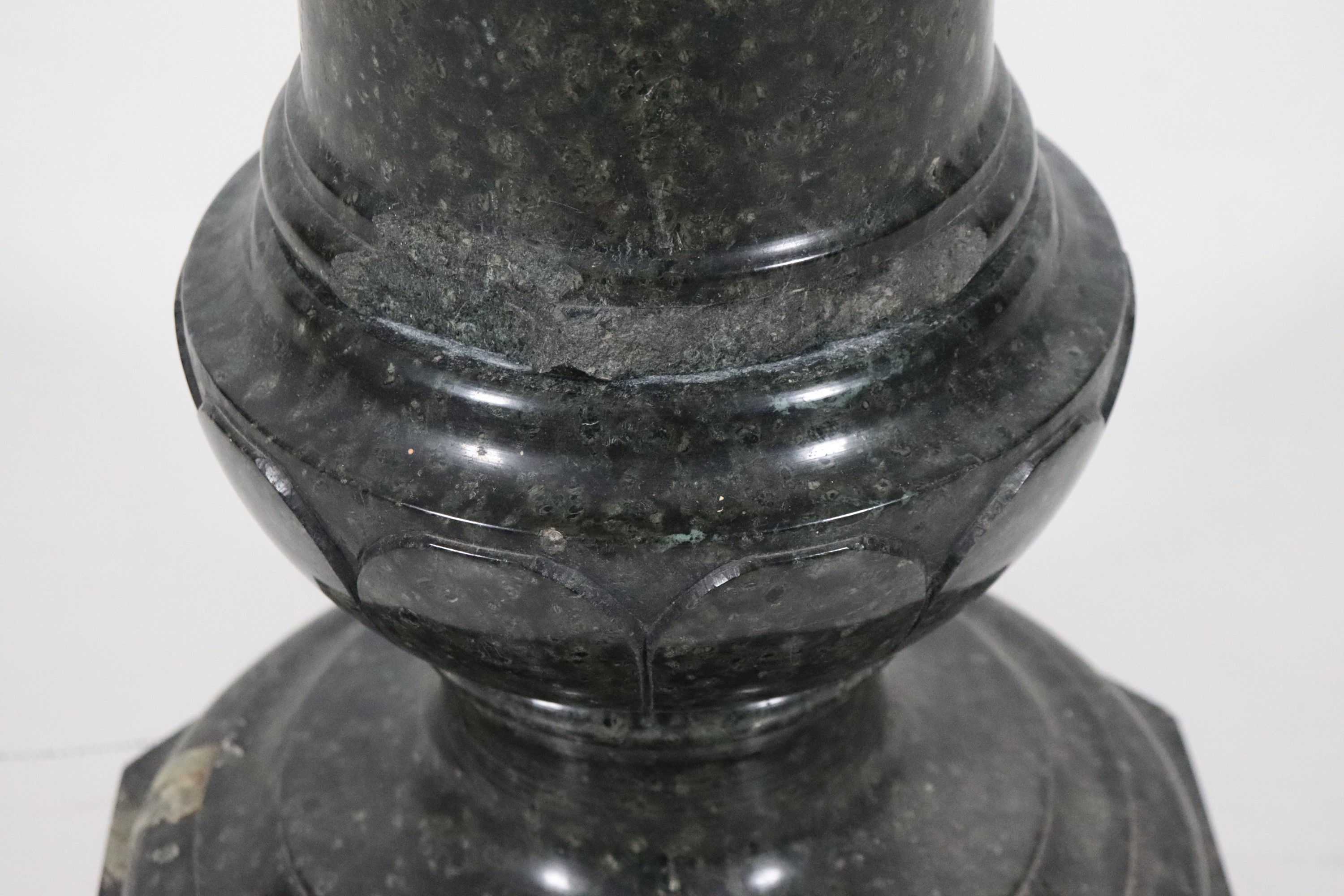 Colonna di linea neoclassica in marmo nero