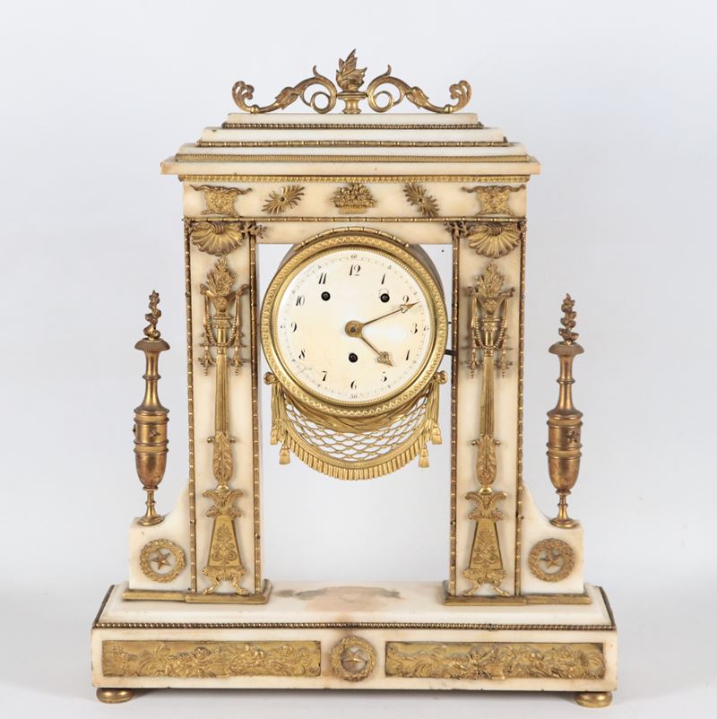 Antica pendola da tavolo francese Epoca Impero, in marmo bianco con fregi e guarnizioni in bronzo...
