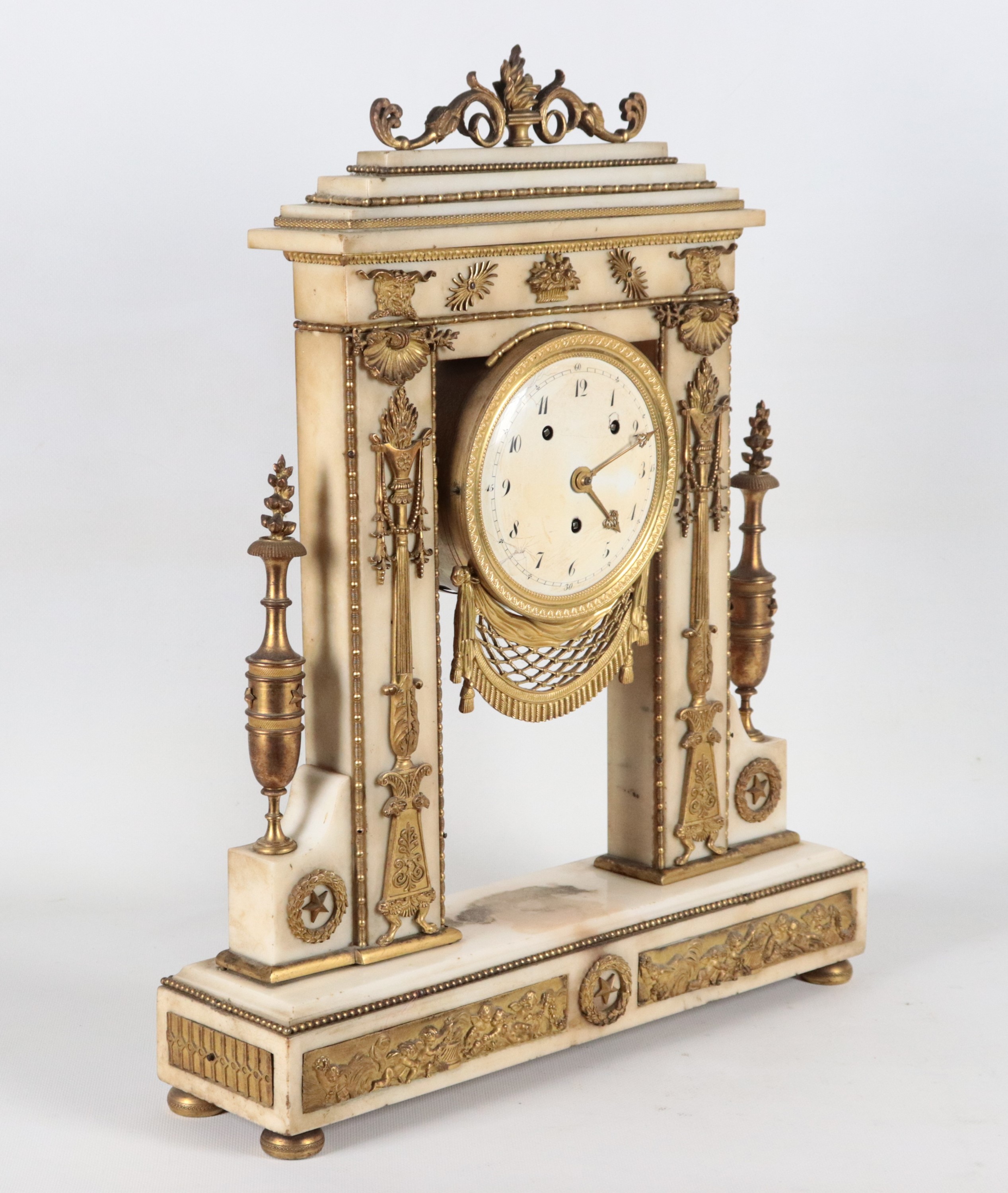 Antica pendola da tavolo francese Epoca Impero, in marmo bianco con fregi e guarnizioni in bronzo...