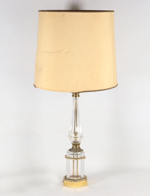 Lampada da tavolo in cristallo lavorato con guarnizioni in bronzo dorato