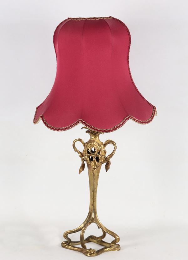 Lampada Liberty in bronzo dorato, sbalzato e cesellato a forma di anfora stilizzata