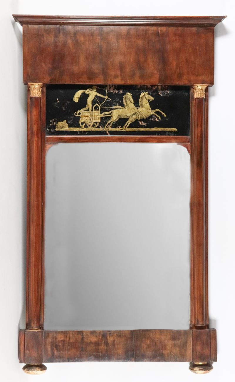 Antica specchiera toscana Epoca Impero in mogano, con scena mitologica nella parte superiore e mo...