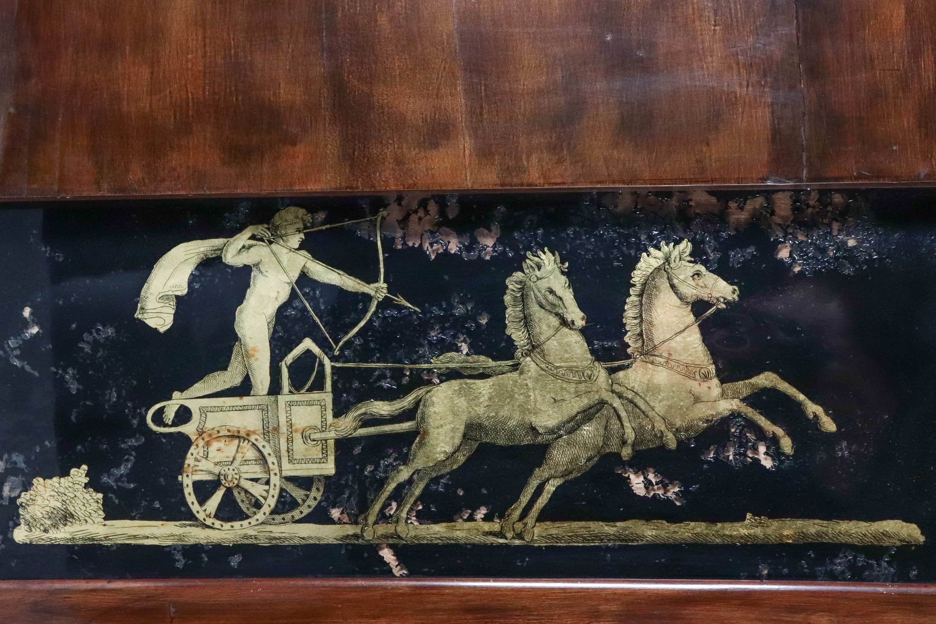 Antica specchiera toscana Epoca Impero in mogano, con scena mitologica nella parte superiore e mo...