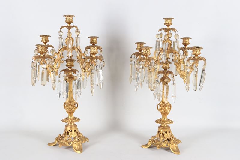Coppia di antichi candelabri francesi Napoleone III in bronzo dorato, sbalzato e cesellato con pr...