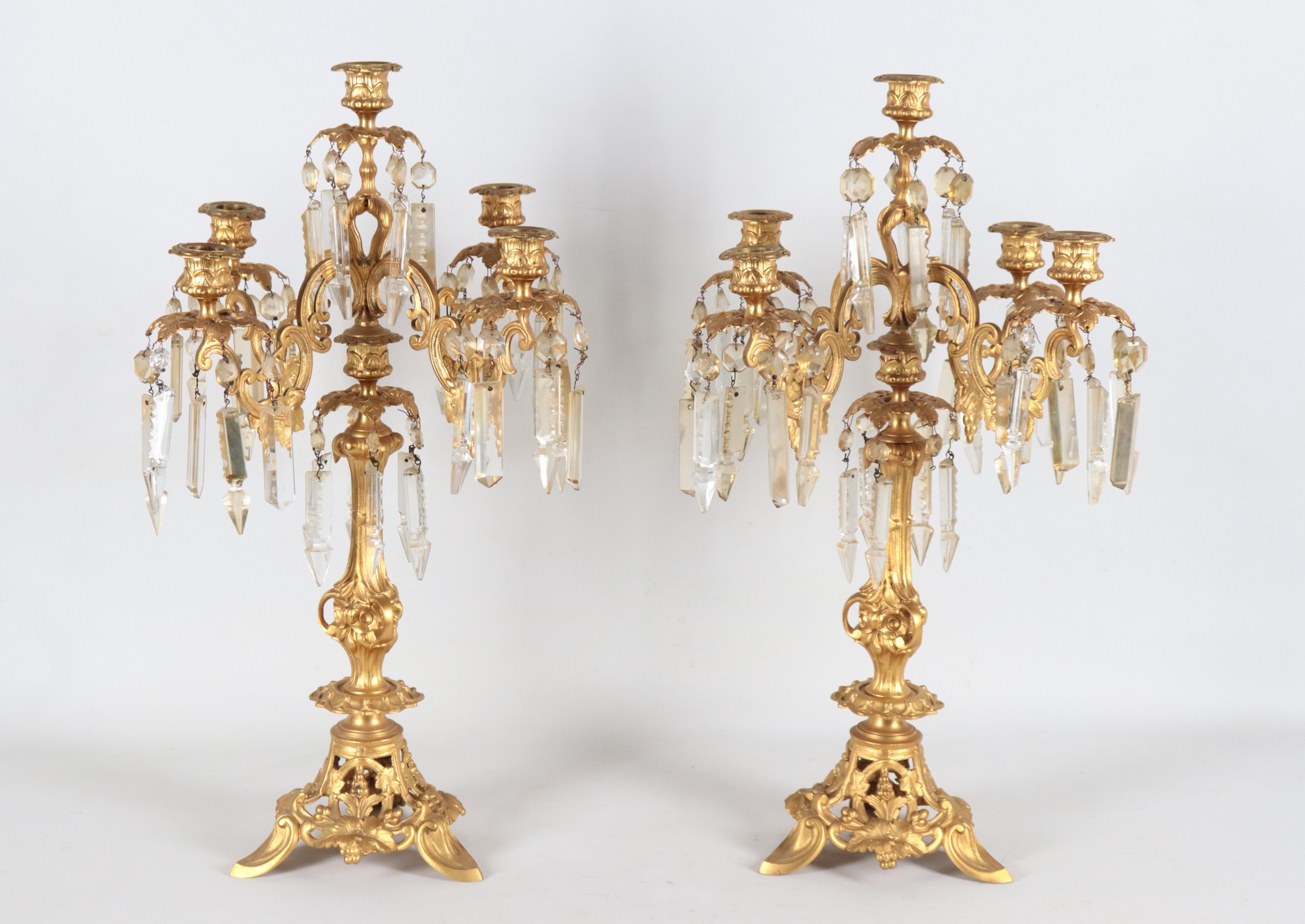 Coppia di antichi candelabri francesi Napoleone III in bronzo dorato, sbalzato e cesellato con pr...