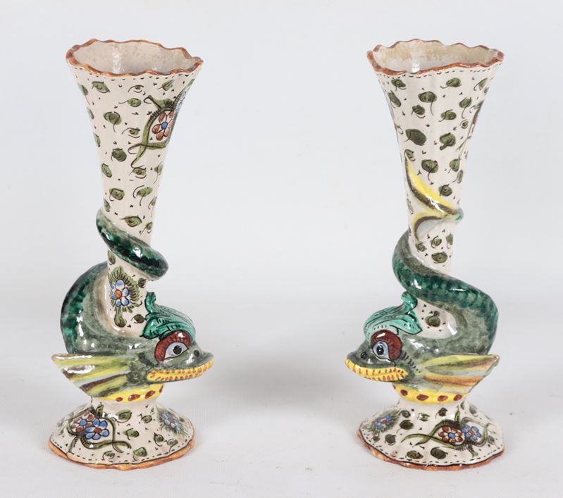 Coppia di piccoli vasi in maiolica smaltata e policroma di Faenza con decorazioni di fiori e scul...