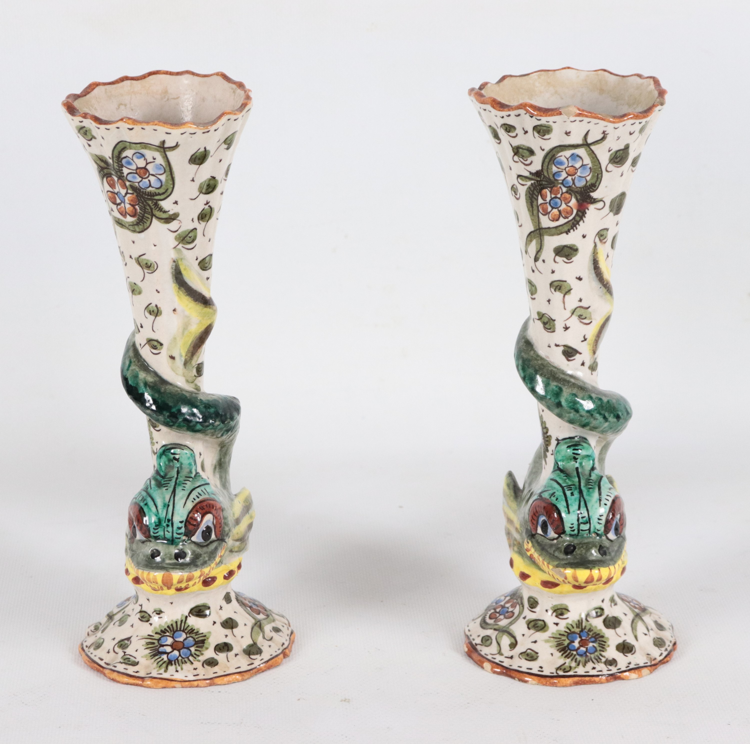 Coppia di piccoli vasi in maiolica smaltata e policroma di Faenza con decorazioni di fiori e scul...